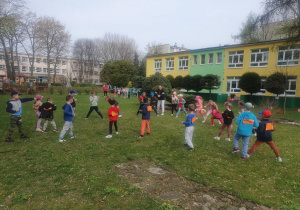 Dzieci biorą udział w zajęciach karate.