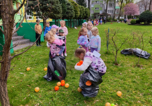 Dzieci biorą udział w konkurencjach sportowych w ogrodzie przedszkolnym.