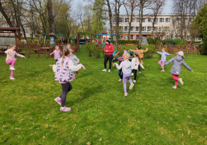 Dzieci biorą udział w zajęciach karate.