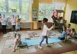 dzieci prezentują treść bajki pt. kot w butach