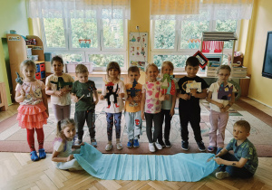 dzieci - aktorzy pozują do zdjęcia grupowego