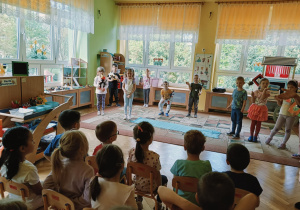 dzieci prezentują treść bajki pt. kot w butach