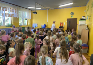 Dzieci tańczą w rytm muzyki.