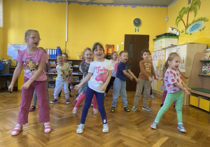 Dzieci tańczą w rytm muzyki.