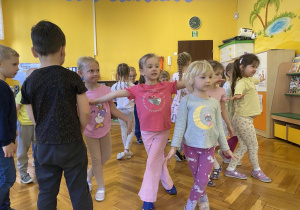 Dzieci tańczą w rytm muzyki.