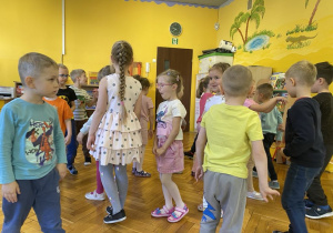 Dzieci tańczą w rytm muzyki.