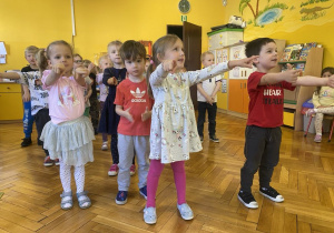 Dzieci tańczą w rytm muzyki.