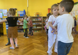 Dzieci tańczą w rytm muzyki.