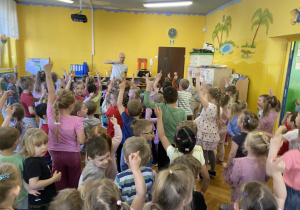 Dzieci tańczą w rytm muzyki.