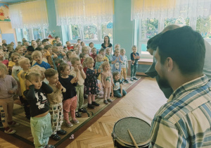 dzieci słuchają gry na instrumentach