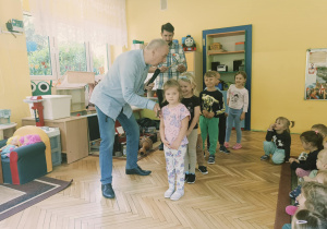 Pan Witek sprawdza czy ciało dzieci również wydaje jakieś dźwięki