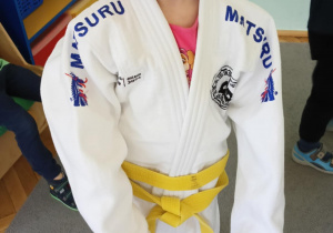 dzieci przymierzają strój do trenowania judo