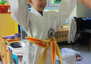 dzieci przymierzają strój do trenowania judo
