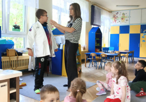Patryk wraz z mamą prezentują strój do judo