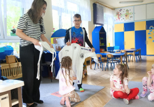 Patryk wraz z mamą prezentują strój do judo