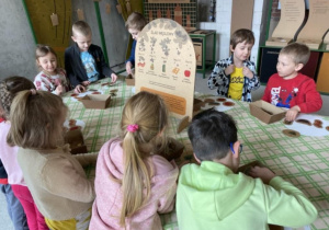 Dzieci przygotowują zdrowe śniadanie