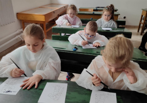 dzieci piszą stalówką