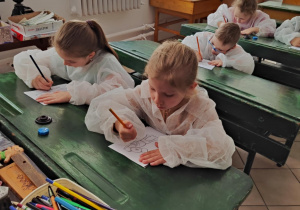 dzieci kopiują obrazki za pomocą kalki ołówkowe