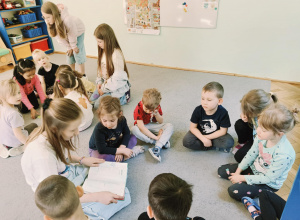 Lena, Natalka i Hania z odwiedzinami w przedszkolu - grupa żółta