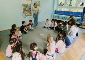 Natalka tłumaczy dzieciom jak wykonać zadanie