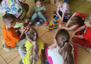 dzieci rozwiązują zadania matematyczne z wyk. klocków