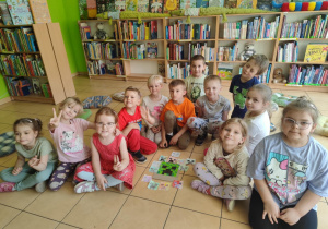 dzieci pozują do zdjęcia