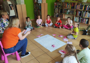 dzieci rozwiązują zagadki i układają puzzle,
