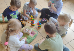 dzieci rozwiązują zadania matematyczne z wyk. klocków