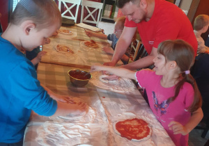 Dzieci tworzą swoje ulubione pizze
