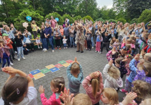 Dzieci i Rodzice podczas wspólnych zabaw
