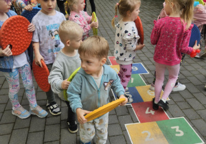 Dzieci i Rodzice podczas wspólnych zabaw