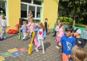 Dzieci i Rodzice podczas wspólnych zabaw
