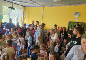 Dzieci i Rodzice podczas wspólnych zabaw