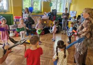 Dzieci i Rodzice podczas wspólnych zabaw