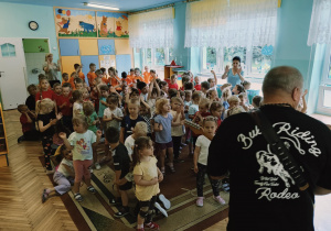 dzieci śpiewają i tańczą w rytm muzyki