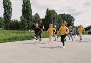 dzieci biegną podczas trwania maratonu