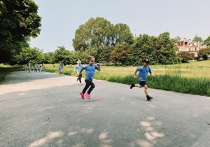 dzieci biegną podczas trwania maratonu