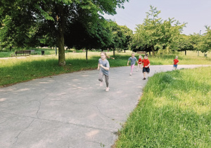 dzieci biegną podczas trwania maratonu