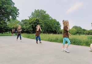 dzieci biegną podczas trwania maratonu