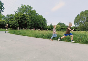 dzieci biegną podczas trwania maratonu