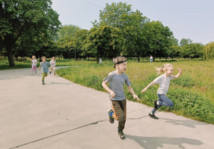 dzieci biegną podczas trwania maratonu