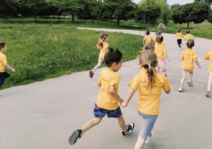 dzieci biegną podczas trwania maratonu