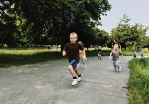 dzieci biegną podczas trwania maratonu