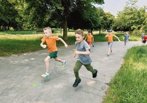 dzieci biegną podczas trwania maratonu