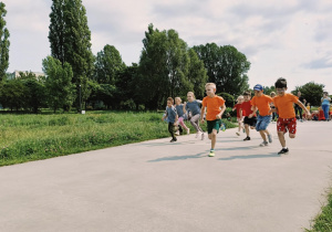 dzieci biegną podczas trwania maratonu
