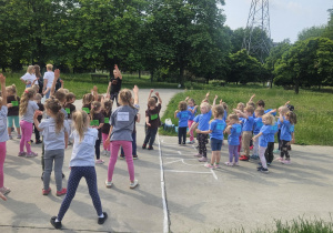 dzieci rozgrzewające się przed biegiem