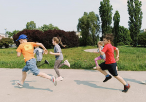 dzieci biegną podczas trwania maratonu