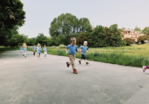 dzieci biegną podczas trwania maratonu