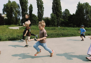 dzieci biegną podczas trwania maratonu