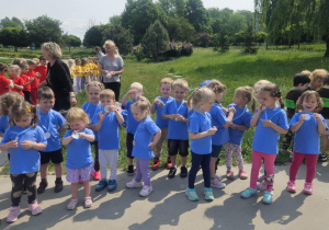 dzieci pozują do zdjęcia grupowego z medalami